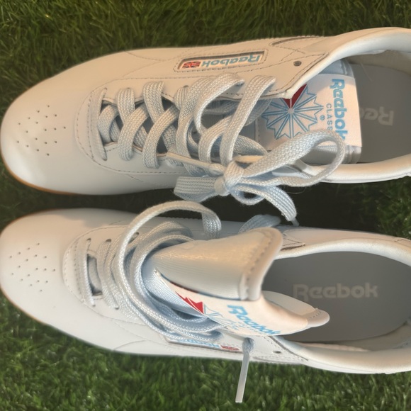 Size 9 NWT REEBOK SNEAKER Ice Blue and Bubblegum Sole - Picture 8 of 11